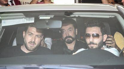 O telepregador Adnan Oktar é levado a uma delegacia depois de sua prisão nesta quarta-feira em Istambul, (Turquia).