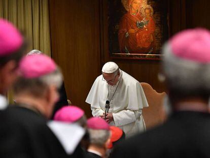 O Papa, durante a oração em que deu início à cúpula contra a pedofilia