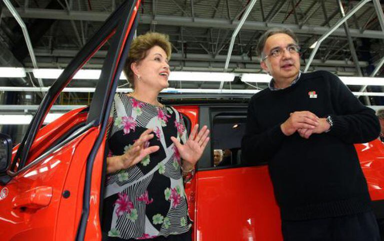 Presidenta Dilma Roussef durante visita à fábrica da Jeep, em Pernambuco.