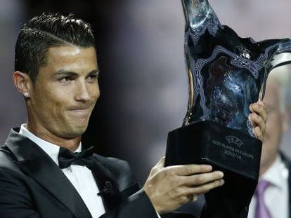 Ronaldo posa com o troféu de melhor jogador da UEFA.