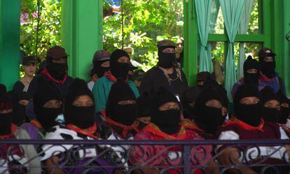 O subcomandante Galeano e membros do EZLN durante a abertura da Comissão Nacional Indígena.