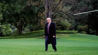 Foto de Trump retornando à Casa Branca na quinta-feira, horas antes do anúncio de seu contágio por covid-19