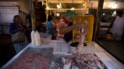 Banca de carne no mercado central de Maracaibo, Venezuela