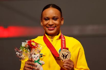 Rebeca com a medalha de ouro no Mundial de Kitakyushu.