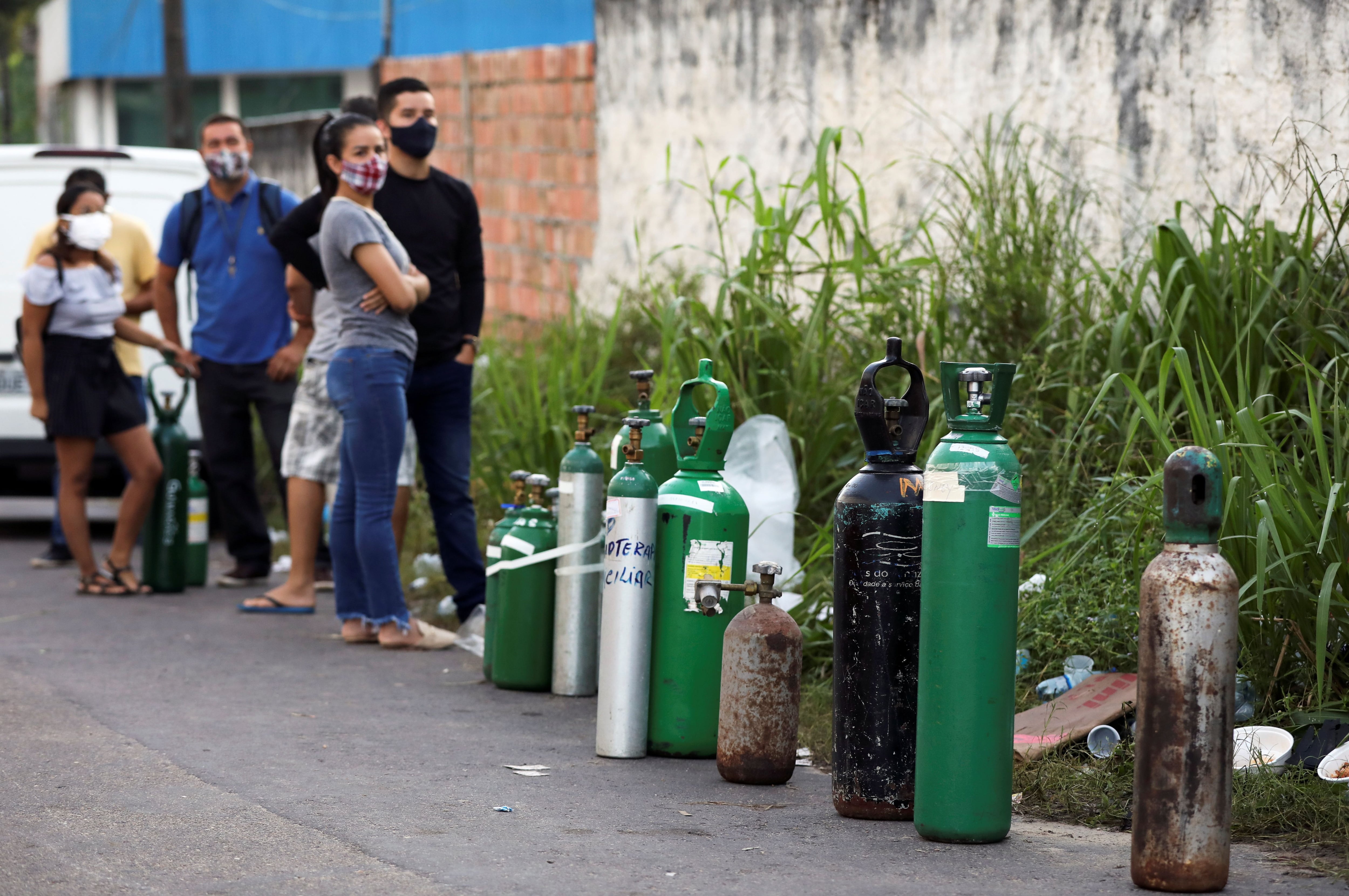 Familiares de doentes com covid-19 fazem fila em busca de oxigênio em Manaus: colapso no atendimento deixou hospitais sem insumo.