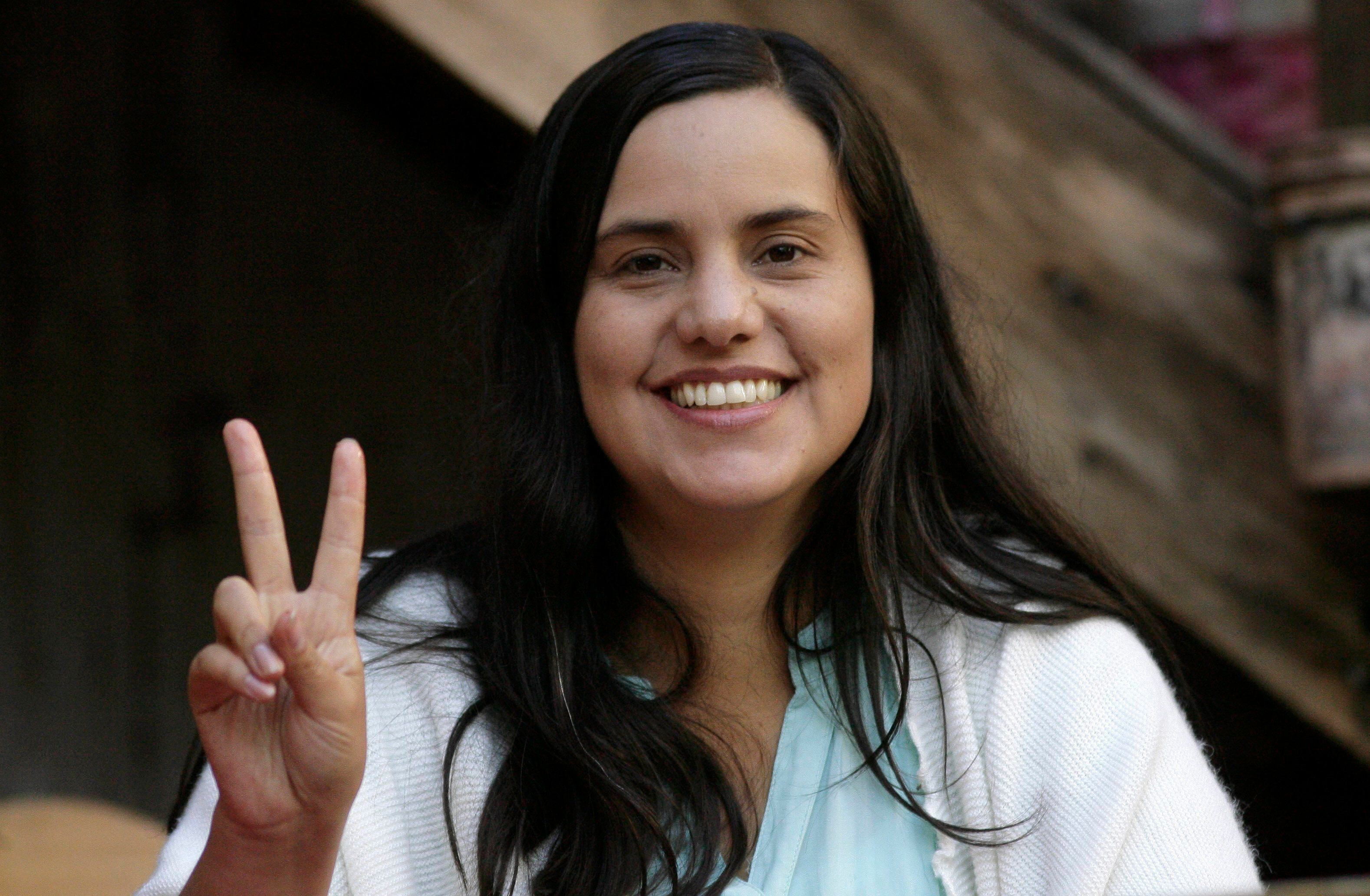 Verónika Mendoza faz o V da vitória após votar em Cusco nas eleições presidenciais de abril de 2016. 