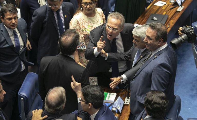 Renan Calheiros (MDB) e Tasso Jereissati (PSDB) discutem durante a sessão desta sexta-feira