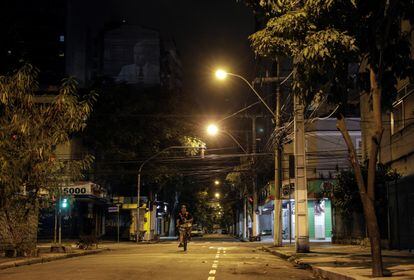 Entregador de aplicativo trafega por rua deserta de Niterói no dia 9 de abril.