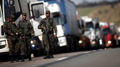 Militares escoltam comboio de caminhões em Luziânia (GO).