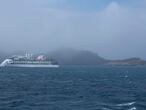 Foto de redes - Navio de cruzeiro diante de Hannah Point, uma das ilhas da Antártida.