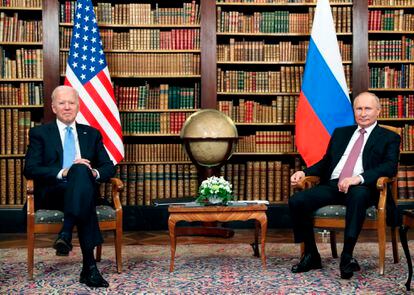 Biden e Putin em uma das bibliotecas da Villa La Grange, em Genebra, onde foi realizada a reunião de cúpula entre Estados Unidos e Rússia. 