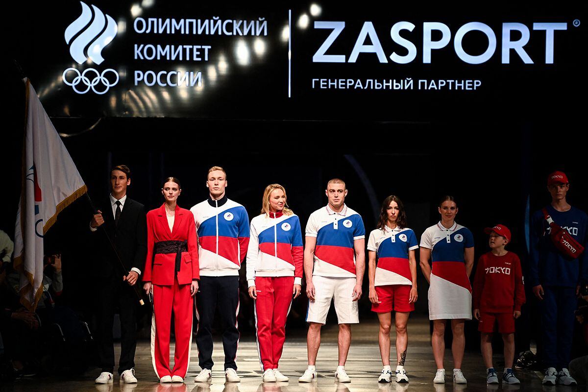 Atletas exibem o uniforme olímpico da Rússia.