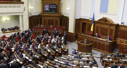 Membros do Parlamento ucraniano durante a sessão desta quinta-feira.