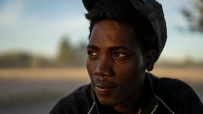 Alexander Lundi, um migrante de 23 anos do Haiti, fotografado no campo montado em Ciudad Acuña (México), em 22 de setembro de 2021.