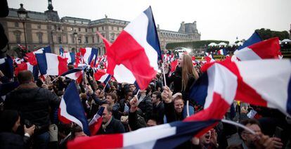 Os simpatizantes de Macron comemoram o resultado na praça do Louvre, em Paris.