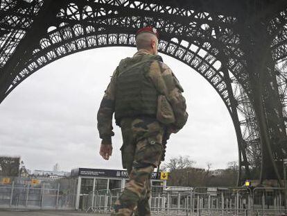 Soldado patrulha a Torre Eiffel em 10 de janeiro.