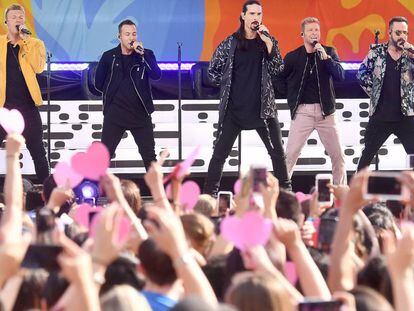 A partir da esquerda, Nick Carter, Howie Dorough, Kevin Richardson, Brian Littrell e A. J. McLean, os Backstreet Boys, durante um show em Nova York em julho.