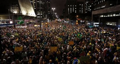 Grupos anti-Lula na av. Paulista.