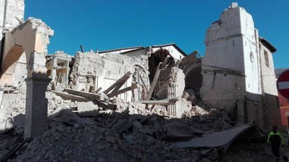 A basílica de San Benedetto, em Norcia, destruída pelo terremoto deste domingo.