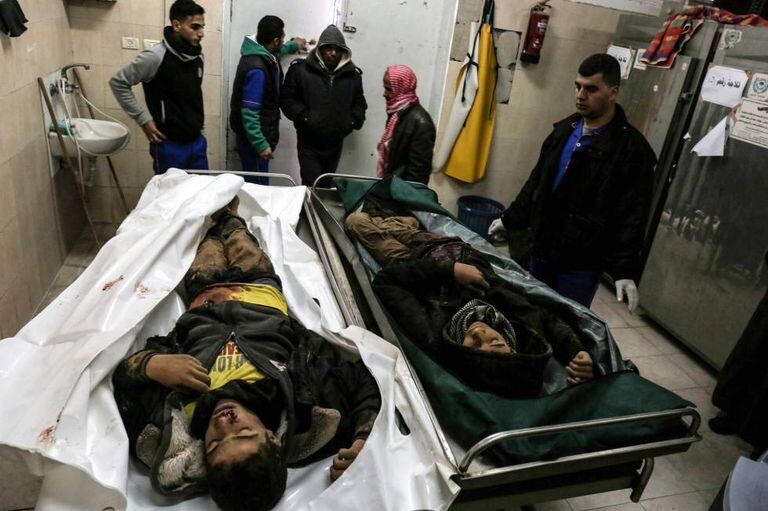 Familiares dos dois adolescentes mortos em Gaza, diante de seus restos no instituto médico legal de um hospital de Rafah.