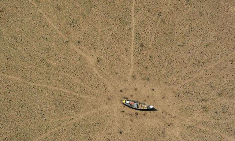Imagem desértica do lago Curulai, na Amazônia, feita pelo Greenpeace.