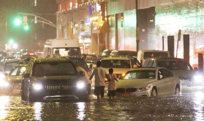 Pelo menos nove pessoas morreram devido às fortes chuvas nesses dois Estados da Costa Leste.