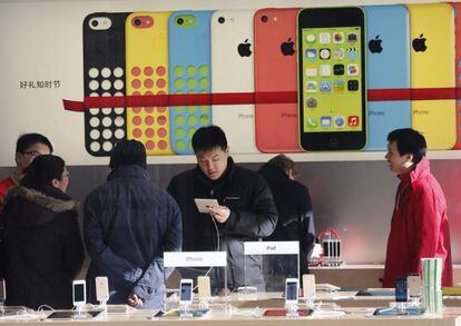 Clientes verificam dispositivos em uma loja da Apple em Pequim.