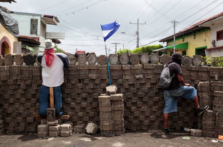 Um manifestante em uma barricada em uma comunidade indígena da Nicarágua.