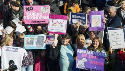 "Não quero me esconder" e "Amamentar é dar amor" são algumas das frases que apareciam nos cartazes levados pelas mulheres que participaram da manifestação em Buenos Aires.