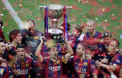 Xavi ergue a taça de campeão da Liga pelo Barcelona.