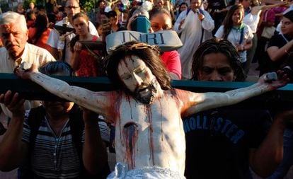 Fiéis participam da peregrinação e banho de Cristo, no México.