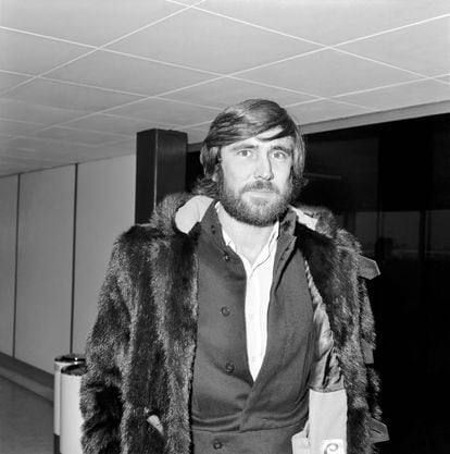 George Lazenby chega ao aeroporto de Heathrow em dezembro de 1969 para a estreia londrina de ‘A Serviço Secreto de Sua Majestade’. Aparecer com cabelos compridos e barba foi considerado uma ofensa pelos produtores. 