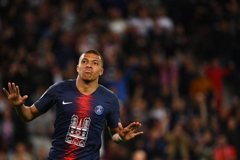 Mbappé comemora um gol pelo PSG.