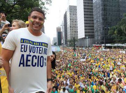 Ronaldo exibe camiseta em manifestação no início de 2015.