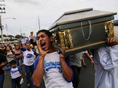 Amigos e familiares carregam o caixão do estudante Gerald Velázquez, morto durante confrontos com a polícia, próximo da Universidade Nacional Autônoma da Nicarágua (UNAM), em Manágua, no dia 16 de julho de 2018.