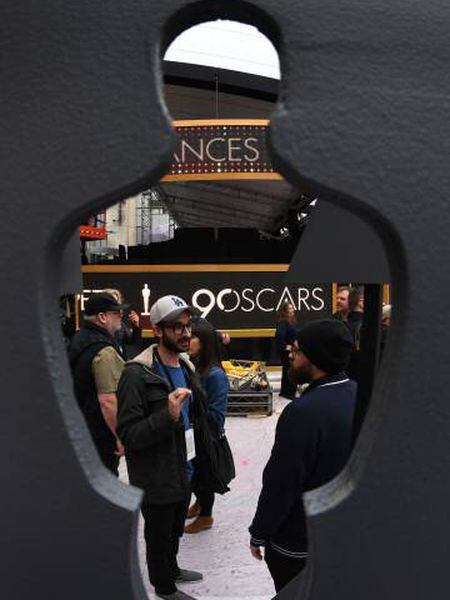 Trabalhadores preparam a cerimônia do Oscar nos arredores do Dolby Theatre (Los Angeles).
