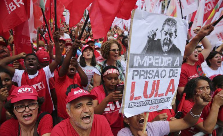 Manifestantes favoráveis a Lula protestam em São Paulo.