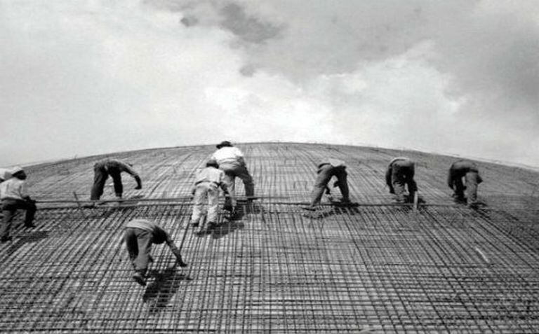 Início da concretagem da cúpula do Senado Federal, em 1958. / Marcel Gautherot