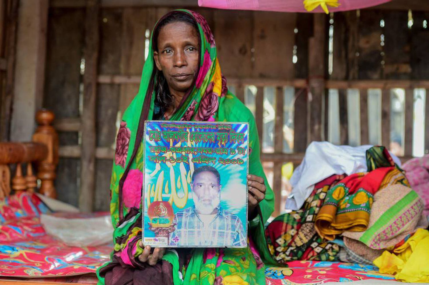 Mosammat Rashida com uma foto de seu marido em Shyamnagar, Bangladesh.