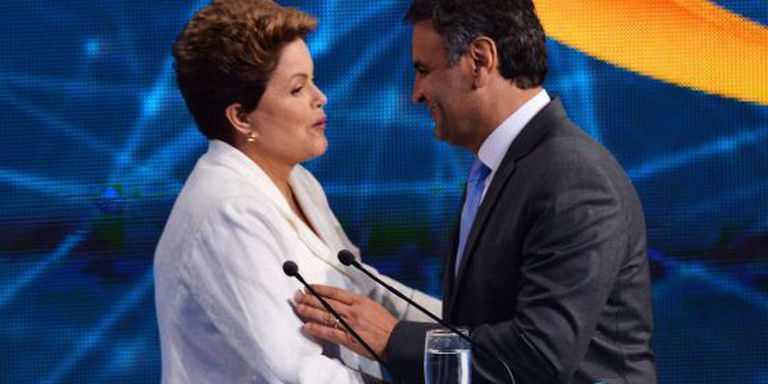 Dilma e Aécio se cumprimentam após debate da Band.