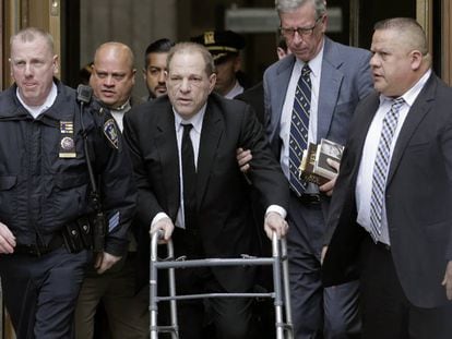 Harvey Weinstein (no centro) deixa um tribunal de Nova York, nesta segunda-feira.