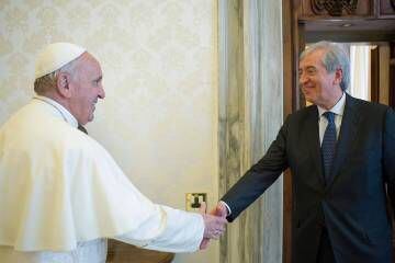 O Papa cumprimenta o ex-auditor geral do Vaticano