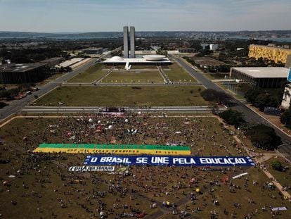 Vista aérea da Esplanada dos Ministérios durante protesto contra Bolsonaro.