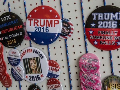 Broches para seguidores de Trump em um posto de venda em Iowa.
