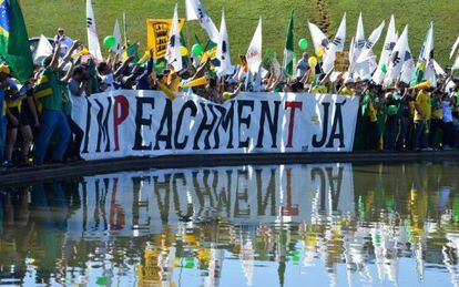 Integrantes do MBL realizam ato em frente ao Congresso Nacional, em Brasília, nesta quarta.