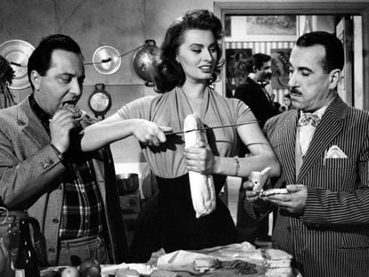 Sophia Loren mostra como cortar uma fatia de pão a Peppino de Filippo e Leopoldo Trieste no filme ‘O Signo de Vênus’ (1955).