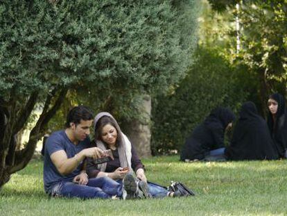 Um casal no parque Laleh de Teerã.