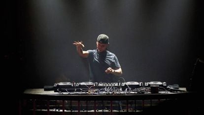 O DJ Avicii, morto em abril, durante um concerto em 2016, em San Francisco, Califórnia.