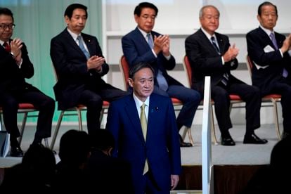 Yoshihide Suga, até agora ministro porta-voz e sucessor de Shinzo Abe, em 14 de setembro, na sede do seu partido, em Tóquio.