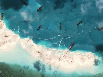 Imagem aérea dos barcos chineses em um arrecife nas ilhas Spratly.